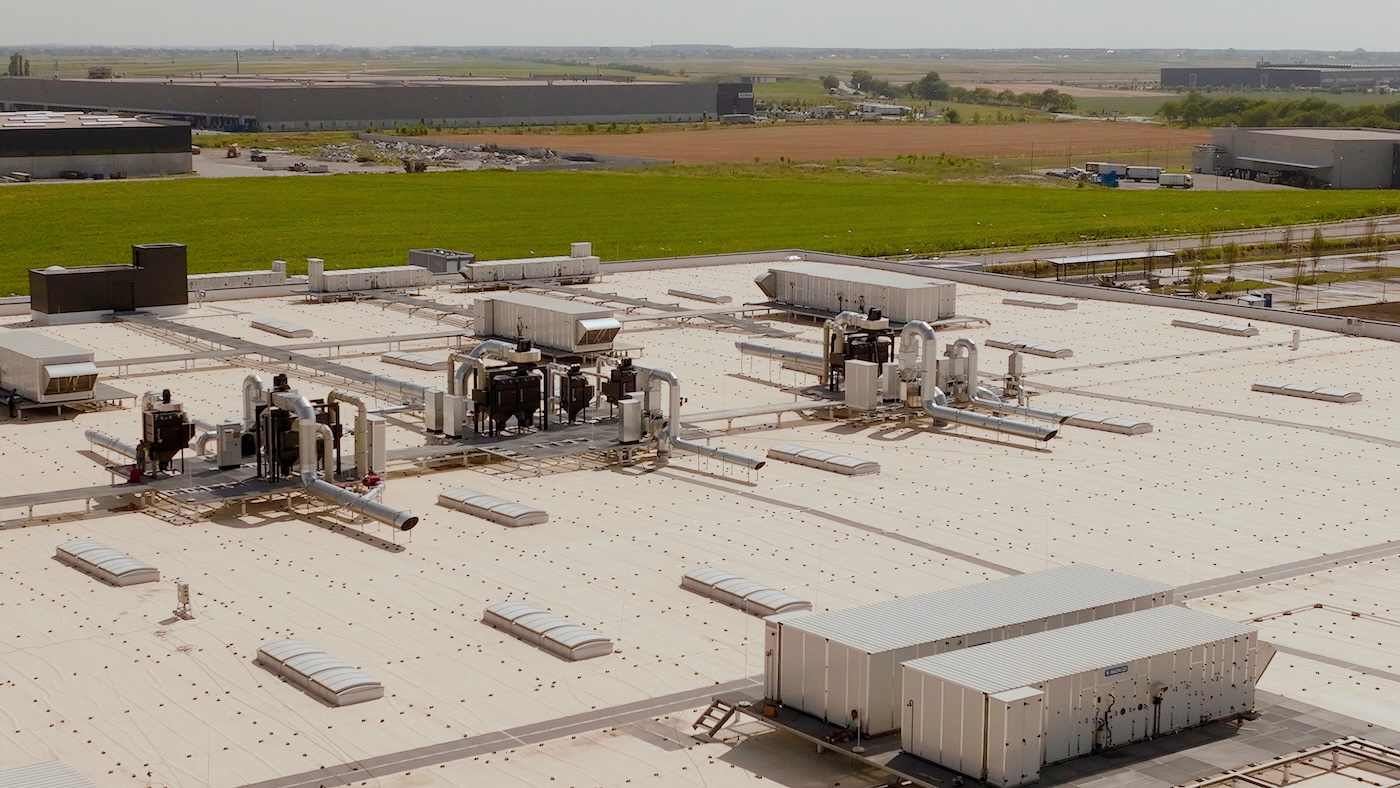 Industrial hvac system cooling a large commercial building